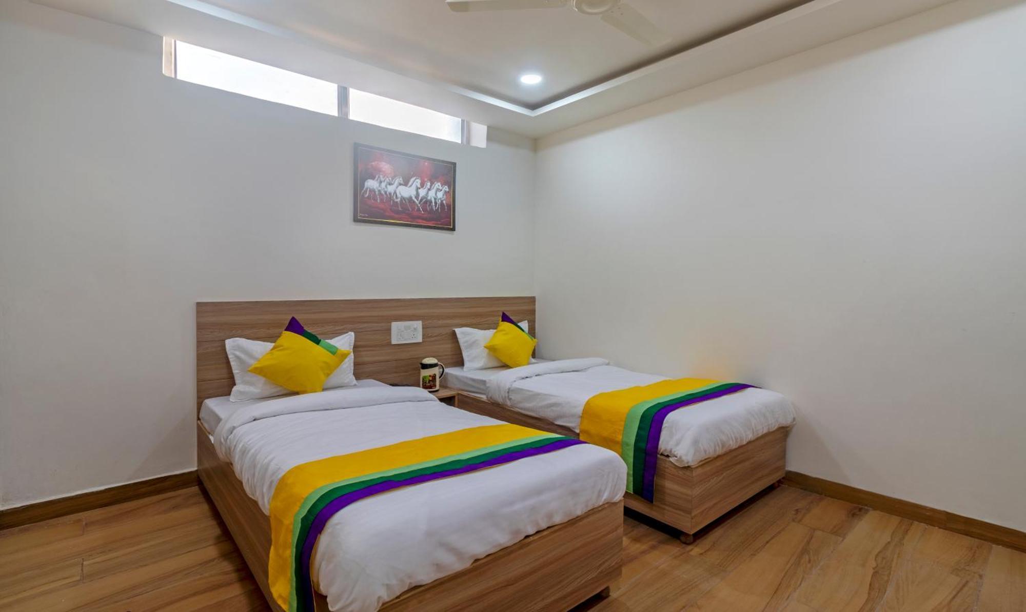 Itsy Hotels Krishna Residency, Govardhan Chauraha Матхура Экстерьер фото