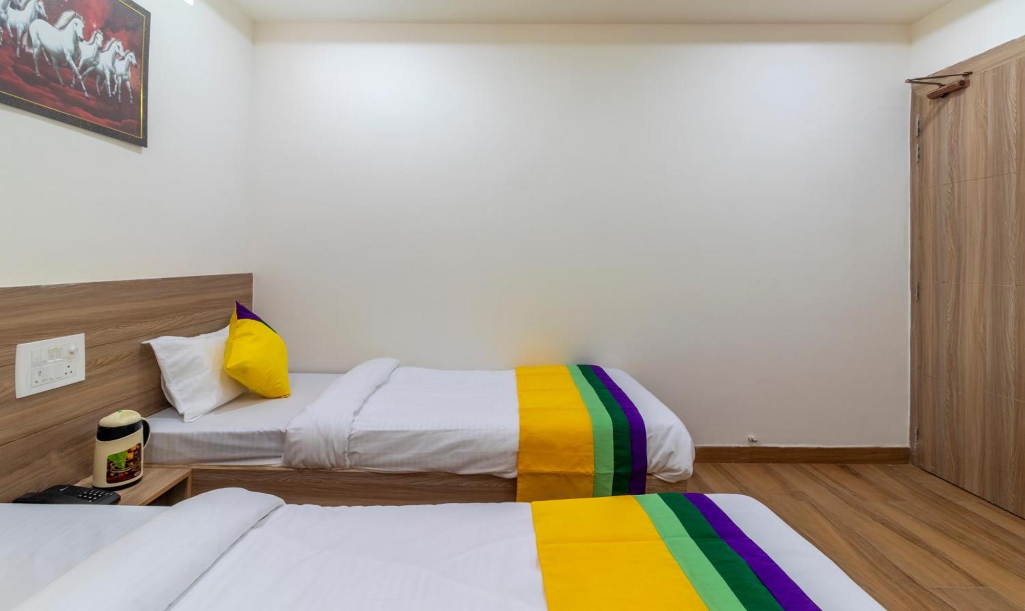 Itsy Hotels Krishna Residency, Govardhan Chauraha Матхура Экстерьер фото